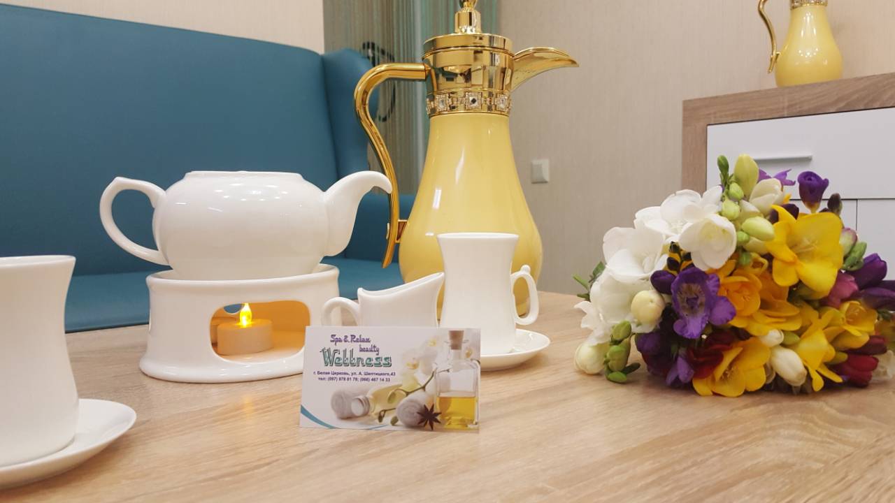 Чайний набір і квіти в салоні Spa Wellness